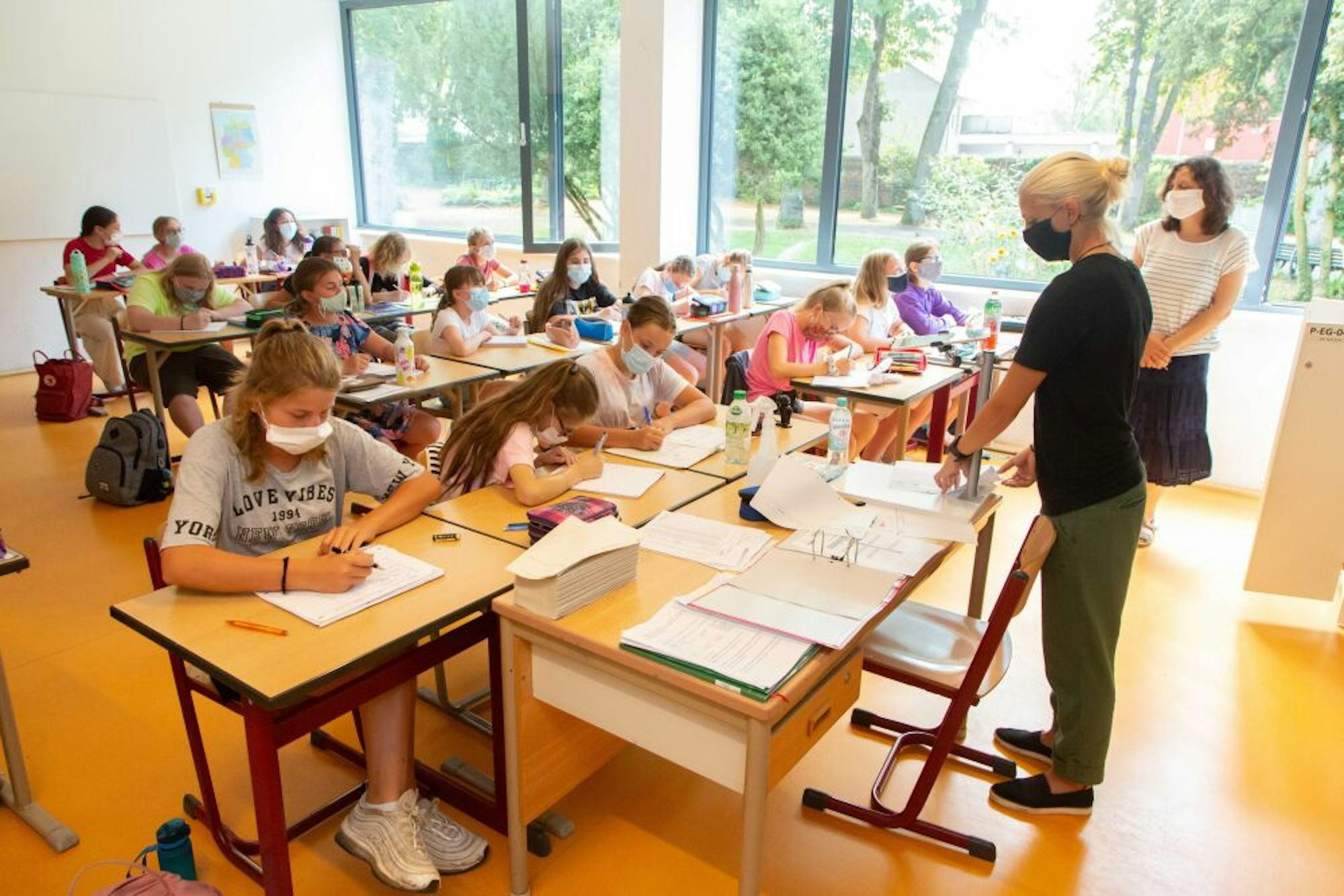 Schülerinnen und Lehrer der Ursulinenschule in Hersel mit Mund-Nasen-Schutz im Unterricht.