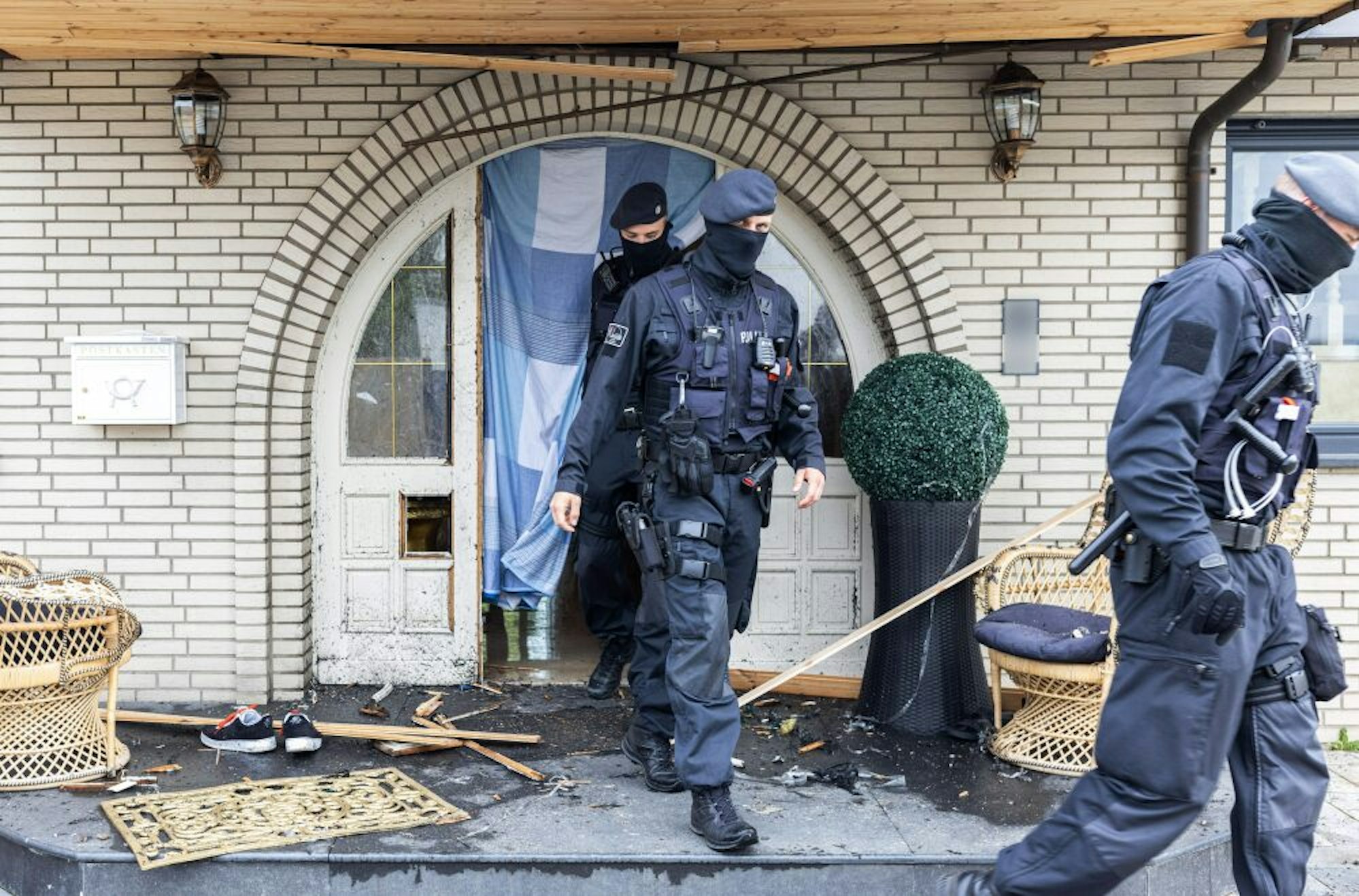 Einsatzkräfte vor dem zerstörten Eingang der Villa in Leverkusen