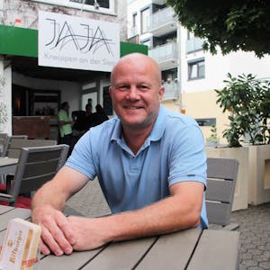 Er will nicht mehr hinter dem Tresen stehen: Andreas Stepancic sucht einen Wirt als Nachfolger für die Gaststätte JaJa in Hennef.