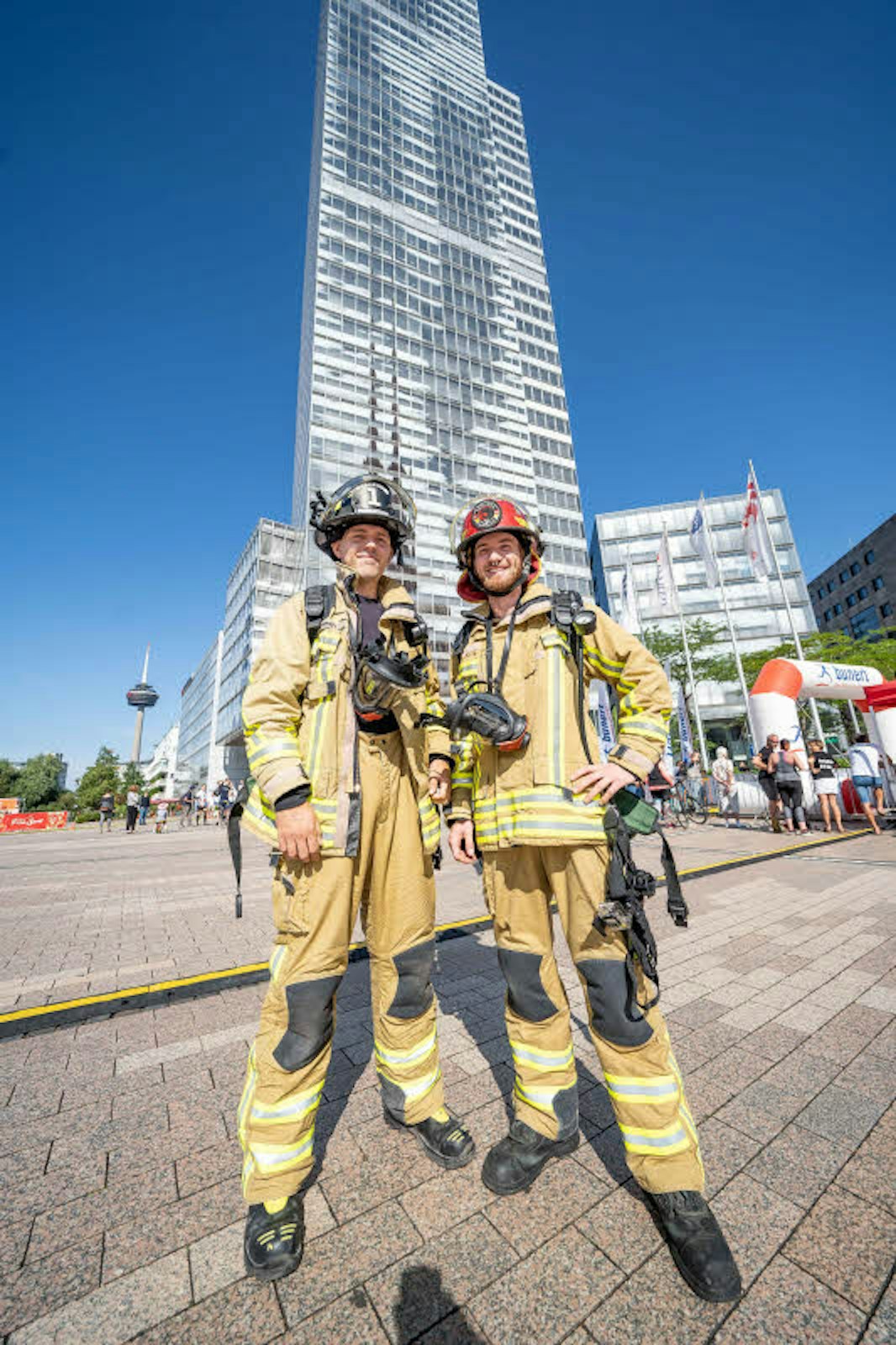 Einsatzbereit: Max Everett und Stefan Herrmannsfeldt stehen vor dem Lauf vor dem 149 Meter hohen Kölnturm.
