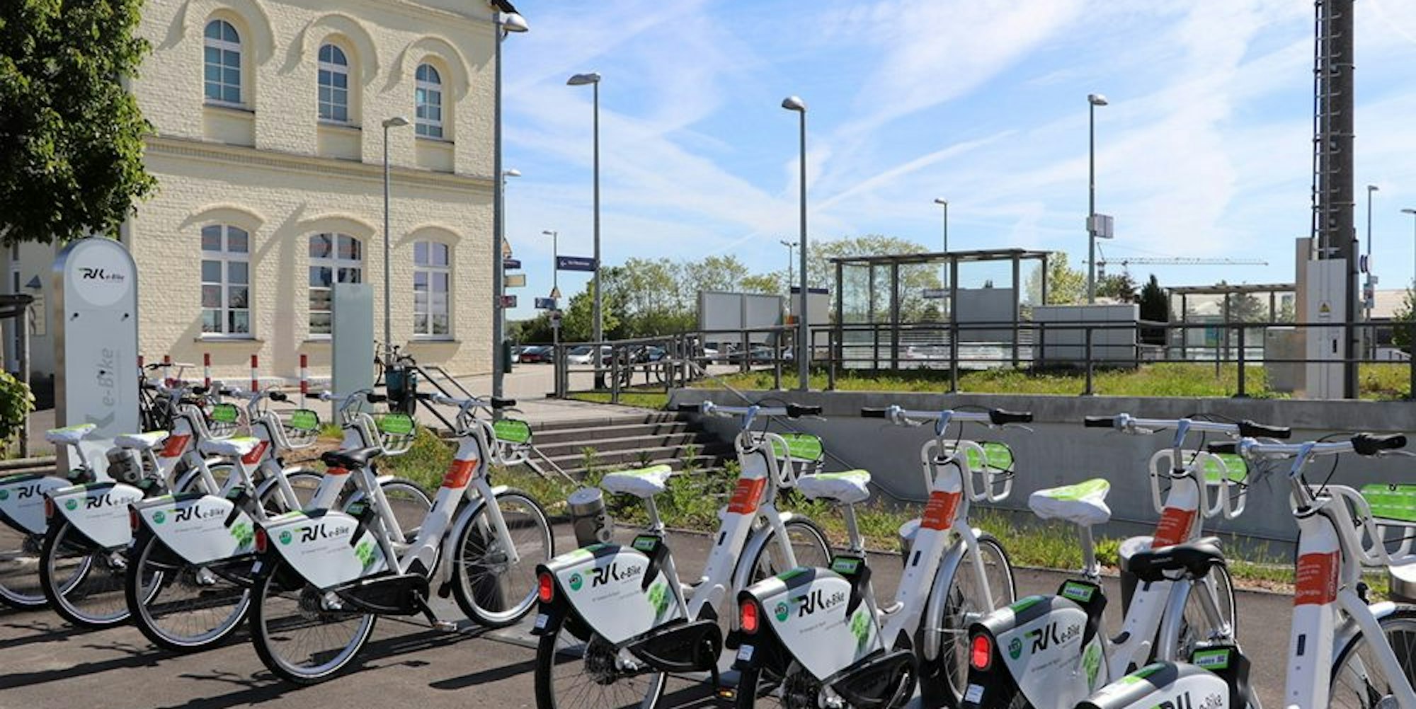 So ähnlich wird es künftig auch in Leichlingen und Burscheid, Witzhelden und Hilgen aussehen, wenn die Leih-E-Bikes an den Mobilstationen stehen. (Symbolbid)