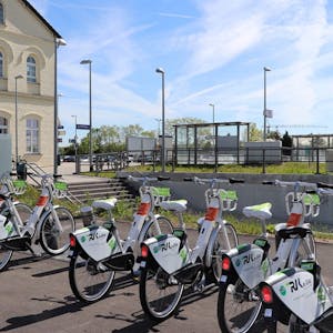 So ähnlich wird es künftig auch in Leichlingen und Burscheid, Witzhelden und Hilgen aussehen, wenn die Leih-E-Bikes an den Mobilstationen stehen. (Symbolbid)