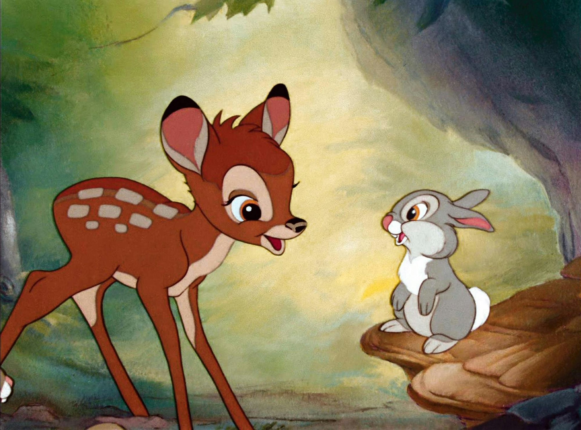Im Bild schauen sich das Reh Bambi und der Hase Klopfer lächelnd an.