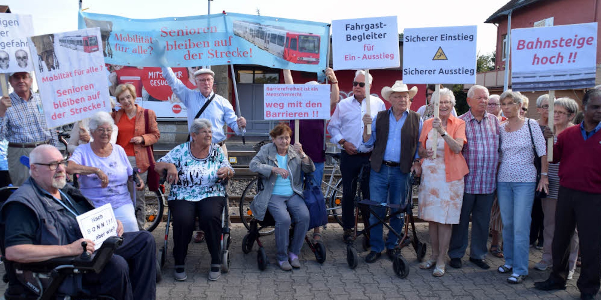 Im September demonstrierten Senioren in Hersel für erhöhte Bahnsteige, im Oktober folgte eine Demo in Widdig.