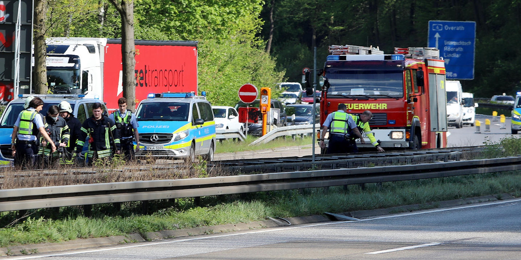Feuerwehr und Polizei an der Unfallstelle auf der A4 bei Bensberg