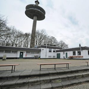 Der triste Eingangs- und Zuschauerbereich des Witzheldener Sportplatzes am Funkturm soll für eine halbe Million Euro renoviert werden.