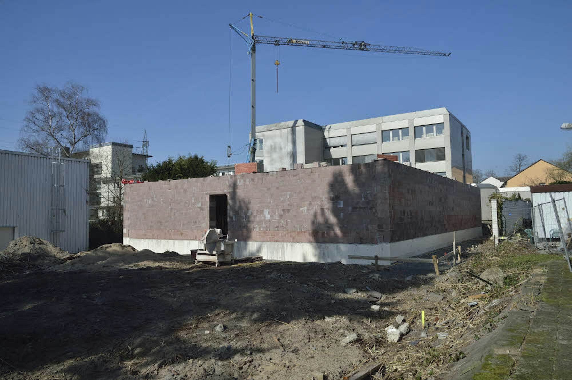 Hinter dem früheren Verlagsgebäude von Lübbe entsteht das neue Stadtarchiv.