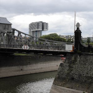 Die Drehbrücke am Deutzer Hafen (Archivfoto)