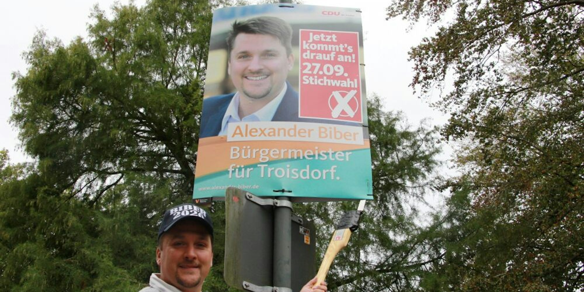 Ein Mann der Tat: Alexander Biber hängt nach gewonnener Wahl die Plakate persönlich ab.