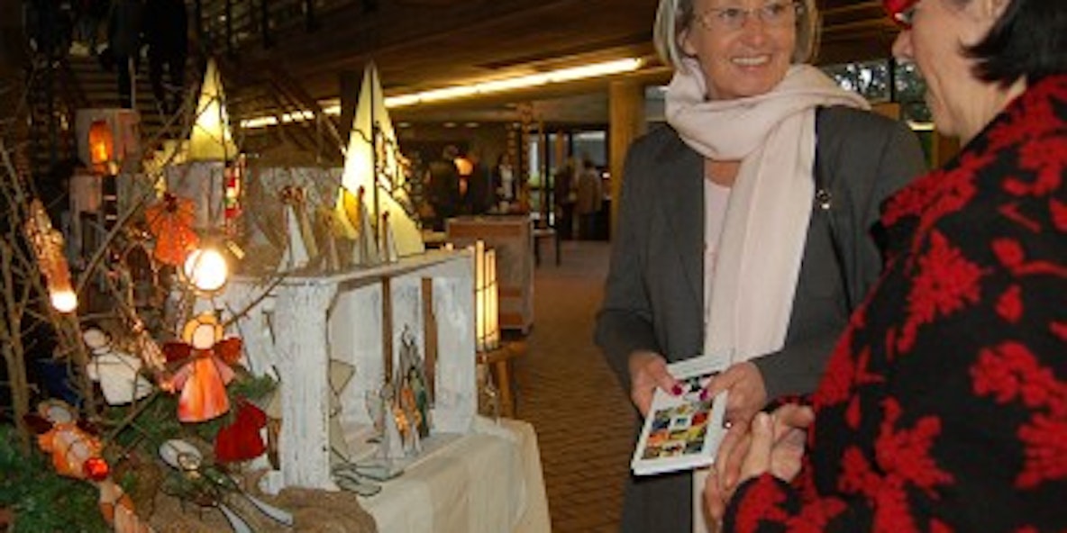 Liesel Heppekausen aus Bornheim (l.) interessierte sich für die Tiffany-Arbeiten von Brigitte Ley aus Jünkerath. BILD: NEUMANN