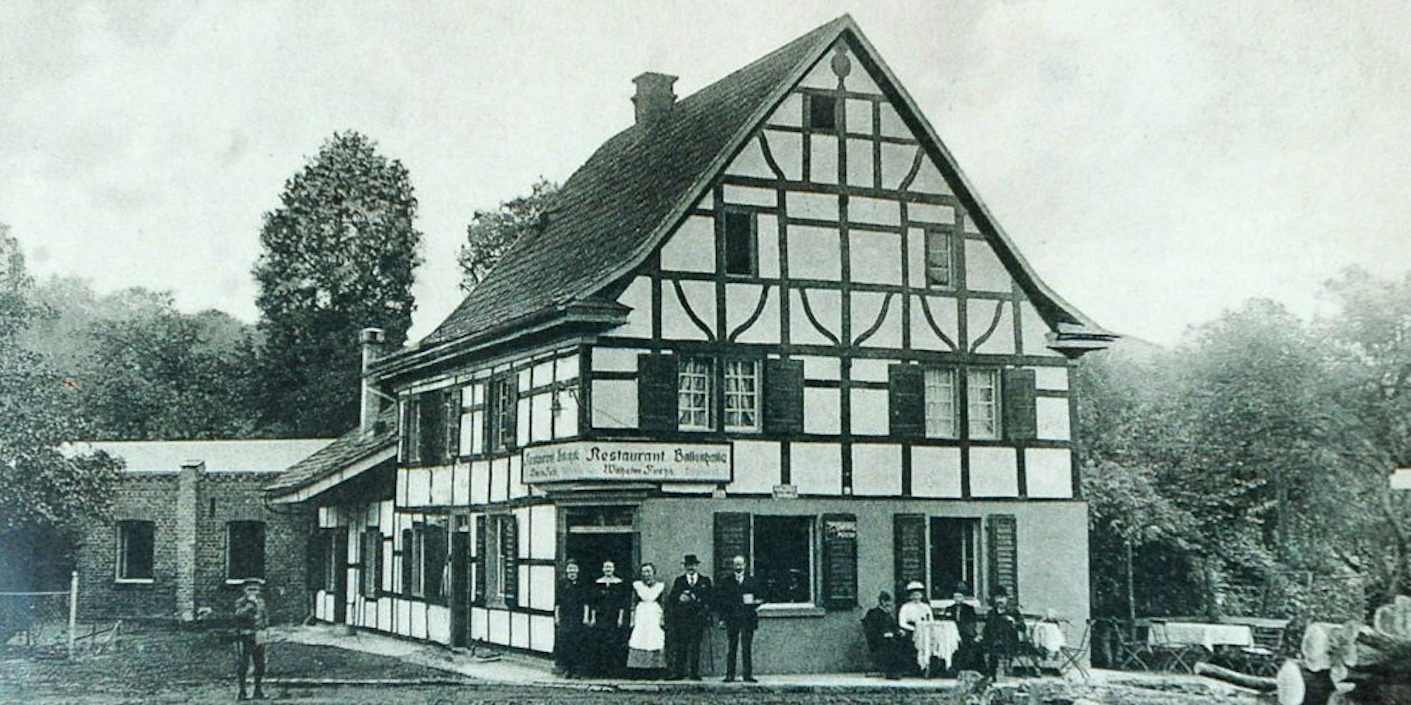 Um 1909 benannte Gastwirt Wilhelm Fuchs den Brückenhof in Balken werbeträchtig in „Restaurant Ballonhalle“ um, denn nebenan hatte Luftschiff-Pionier Oskar Erbslöh in der Wupperaue den Hangar für seine Lenkballons gebaut.
