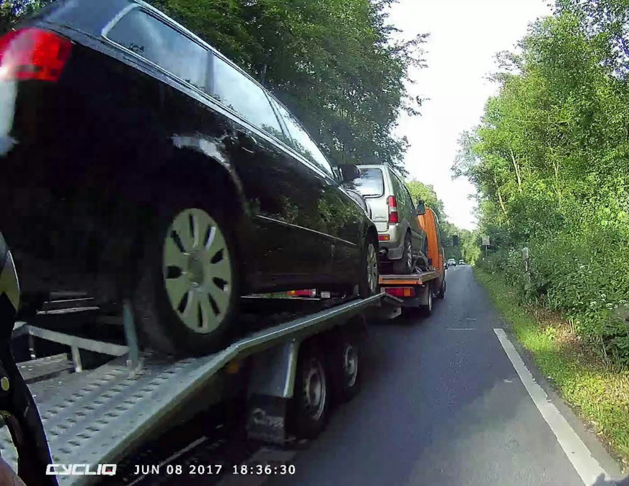 Ein Lastwagen überholt Michael Pfeil. Die Kamera des Radlers zeigt, wie dicht ihm das tonnenschwere Fahrzeug auf die Pelle rückt.