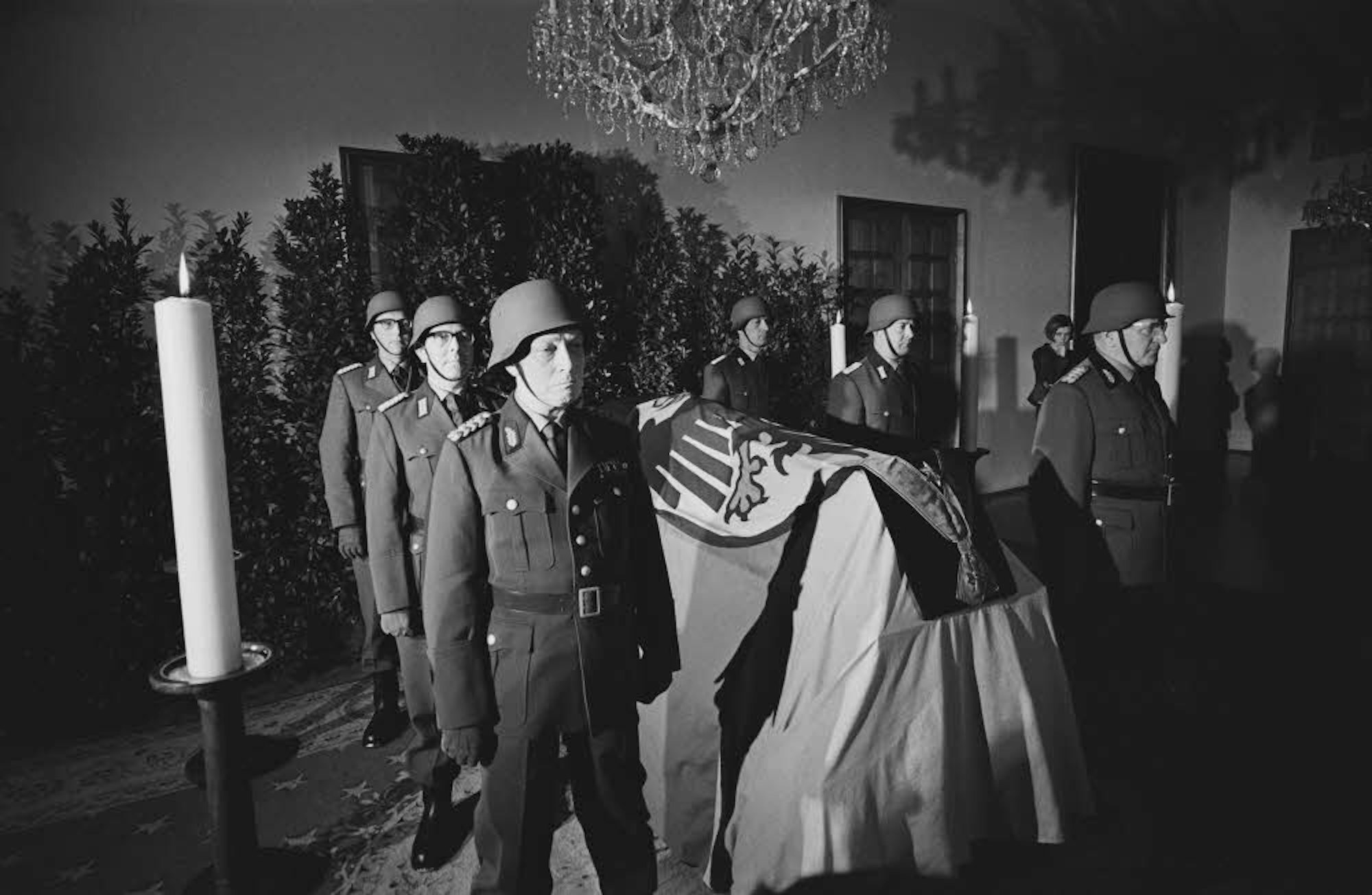 Soldaten neben Adenauers Sarg.