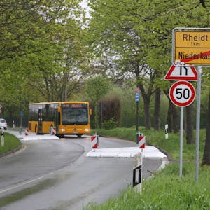 Erst wenige Tage aufgebaut und in den sozialen Medien bereits hundertfach diskutiert: Die Fahrbahnverengungen am südlichen Niederkasseler Ortseingang sollen den Verkehrs verlangsamen.