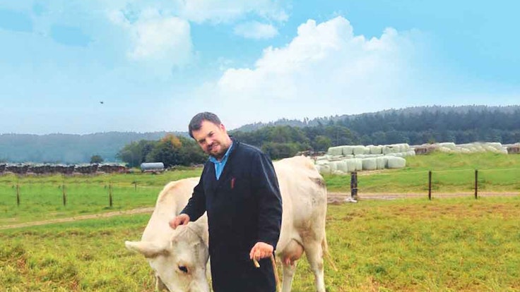 Landwirt Matthias Weidenbrück hält auf seinem Hof zwölf Rinder, die nur nach Bedarf geschlachtet werden.