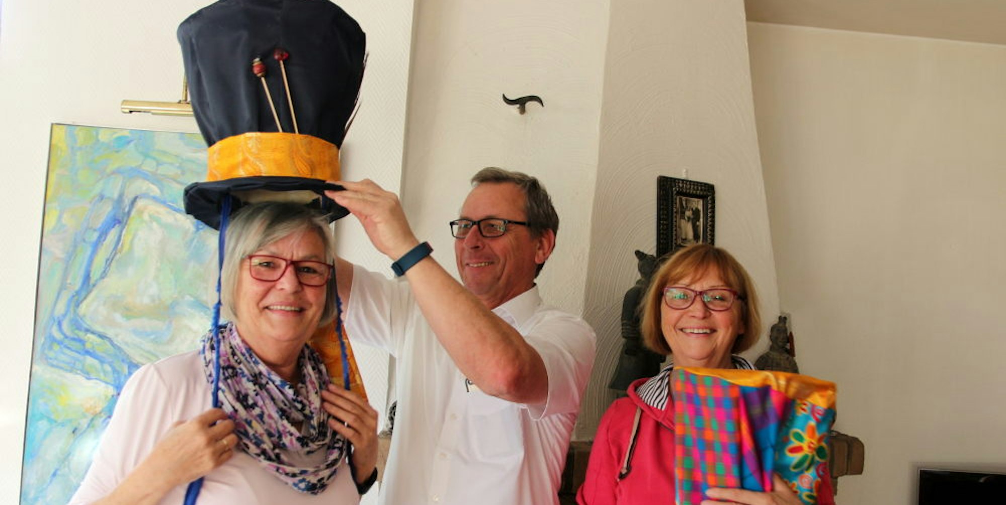 Die Gründungsmitglieder der Gossemösche bei der Hutprobe, (v.l.) Helmi Harter, ihr Mann Gebhard Harter und ihre Schwester Karla Richert.