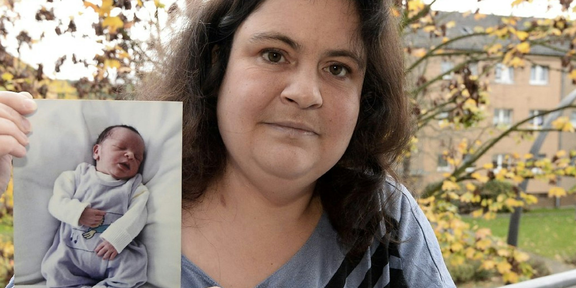 Monika L. mit dem Foto ihres neugeborenen Sohnes. Nachdem sie vergewaltigt wurde, brachte sie das Kind zur Welt. „Ich habe nie an eine Abtreibung gedacht“, sagt sie.