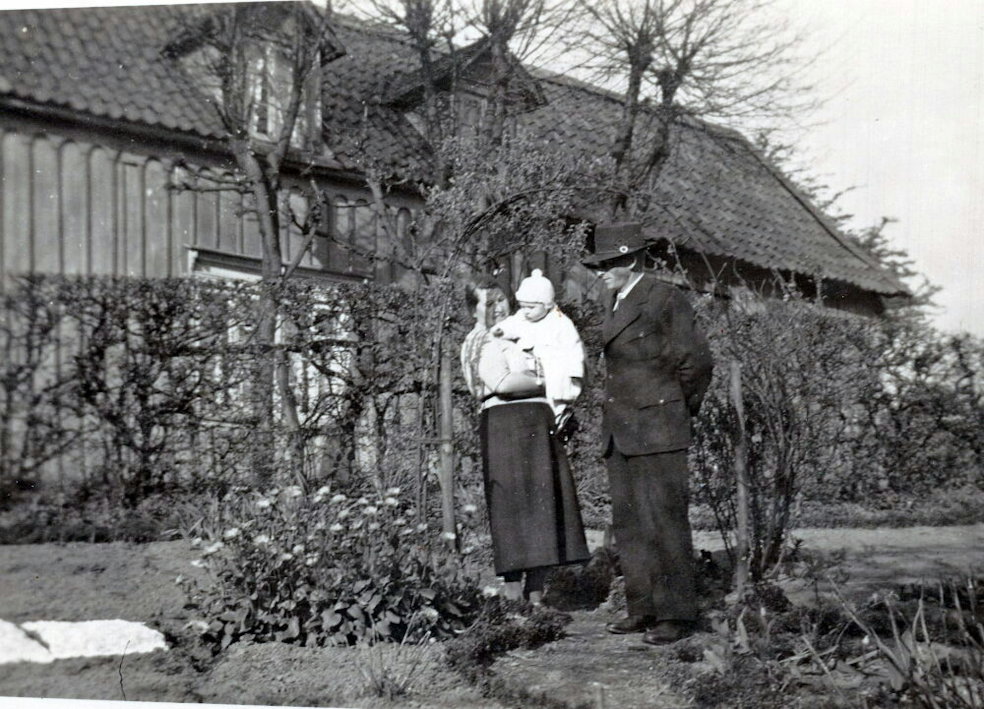 Ein Foto aus den 1940er Jahren zeigt das Haus in Radevormwald mit der Besitzerfamilie Aldermann Junior.