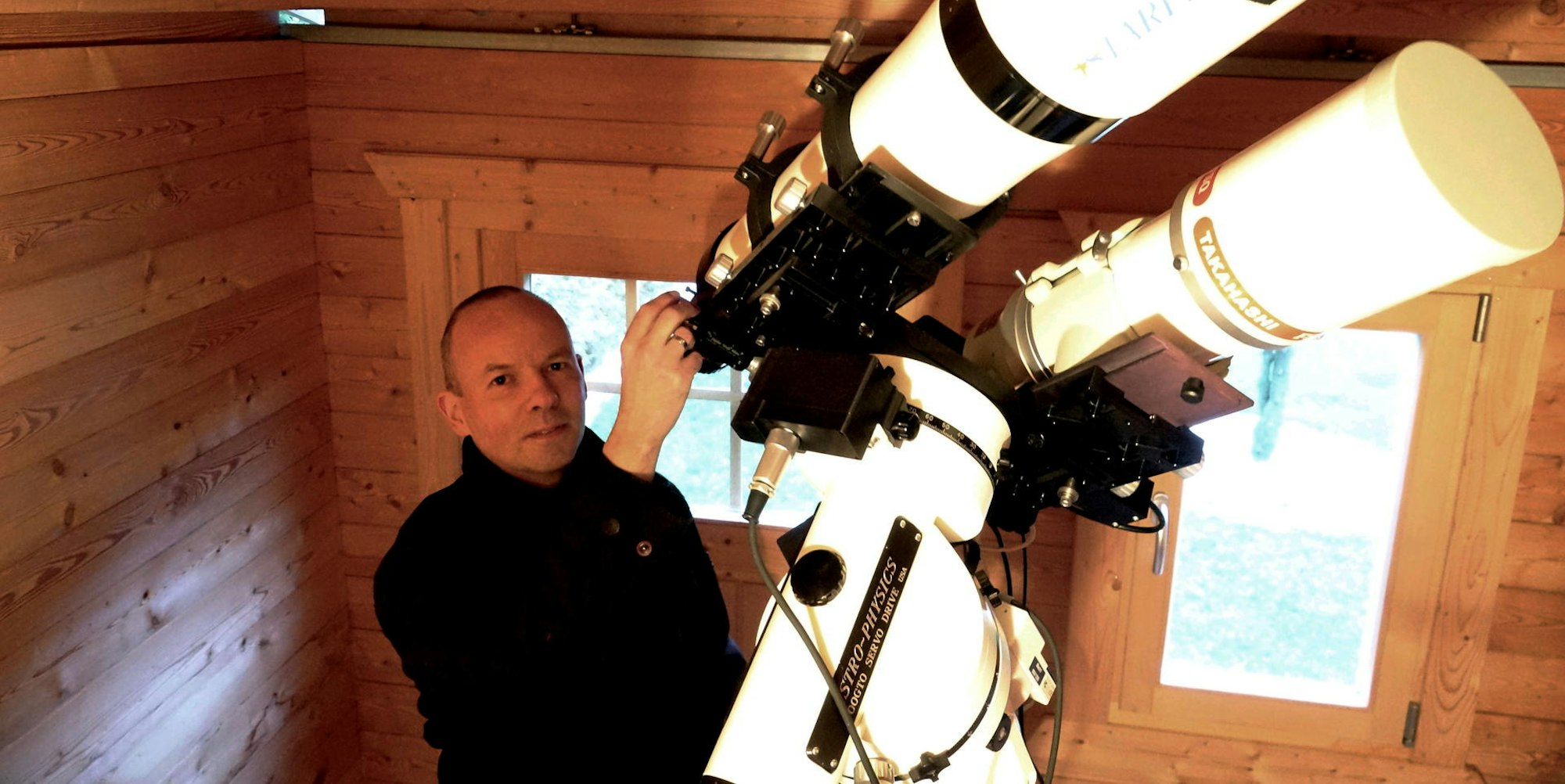 Wenn Jochen Schnichels das Rolldach seiner kleinen Sternwarte öffnet, macht er sich in klaren Nächten mit seinen beiden leistungsstarken Linsenteleskopen auf Fotojagd am Sternenhimmel – am liebsten bei kalten Temperaturen.