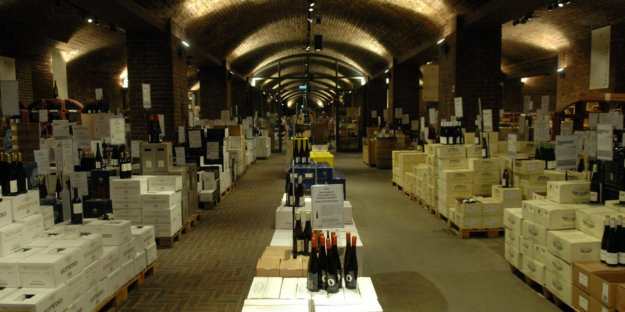 Das Ziegelstein-Gewölbe des Kölner Weinkellers ist 100 Meter lang.
