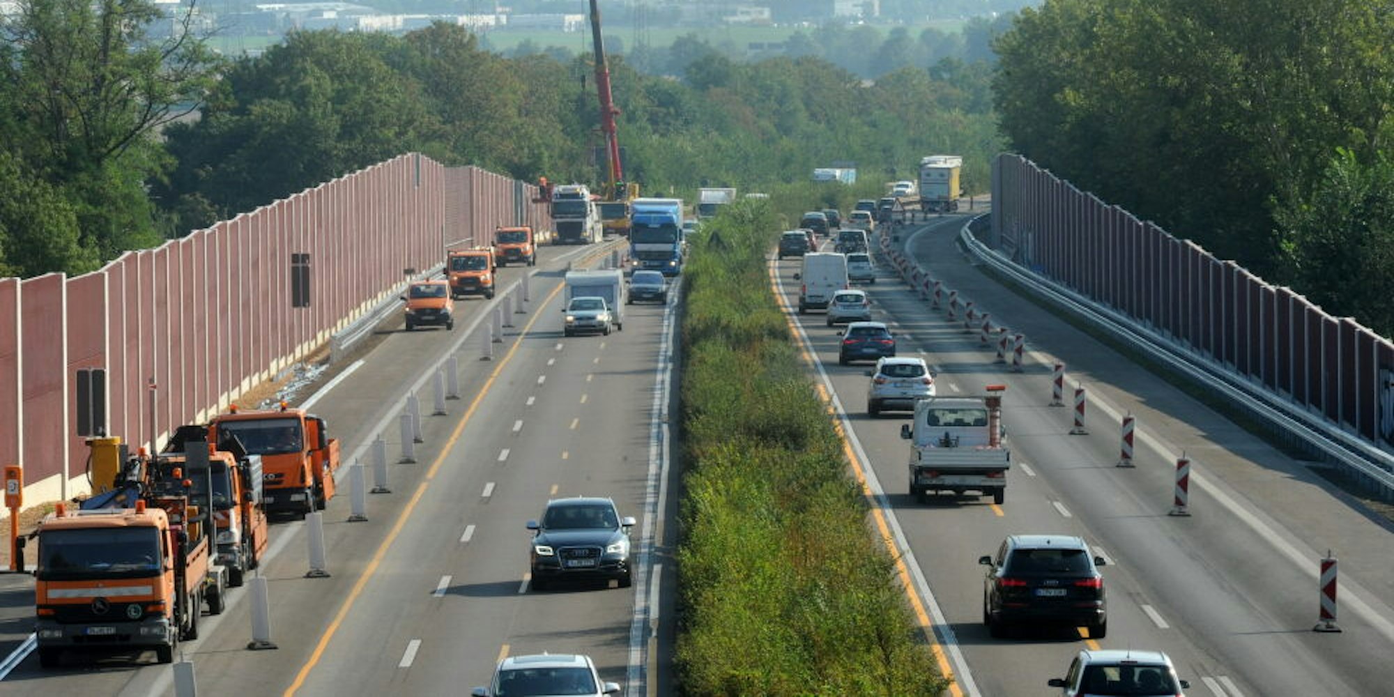 Fast fertig sind die Lärmschutzwände auf beiden Seiten der Autobahn 1 im Bereich Frechen-Bachem und Hürth-Gleuel.
