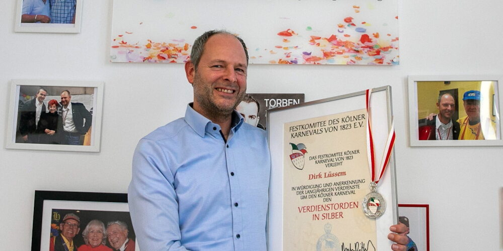 Besonders stolz ist Dirk Lüssem auf den Verdienstorden in Silber des Festkomitees Kölner Karneval plus Urkunde.