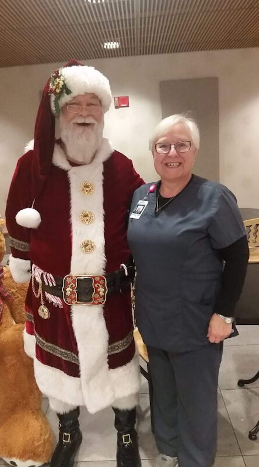 Besuch von Santa Claus bekam Andrea Evans in der US-Klinik, in der sie als Pharmazeutisch-Technische Assistentin arbeitet.