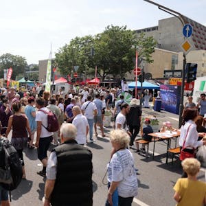 Ausnahmezustand auf der Nord-Süd-Fahrt: Tausende Menschen kamen am Sonntag bei angenehmen Temperaturen zum Straßenland-Festival
