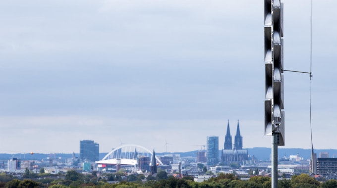 Eine Sirene im Rechtsrheinischen, im Hintergrund Köln