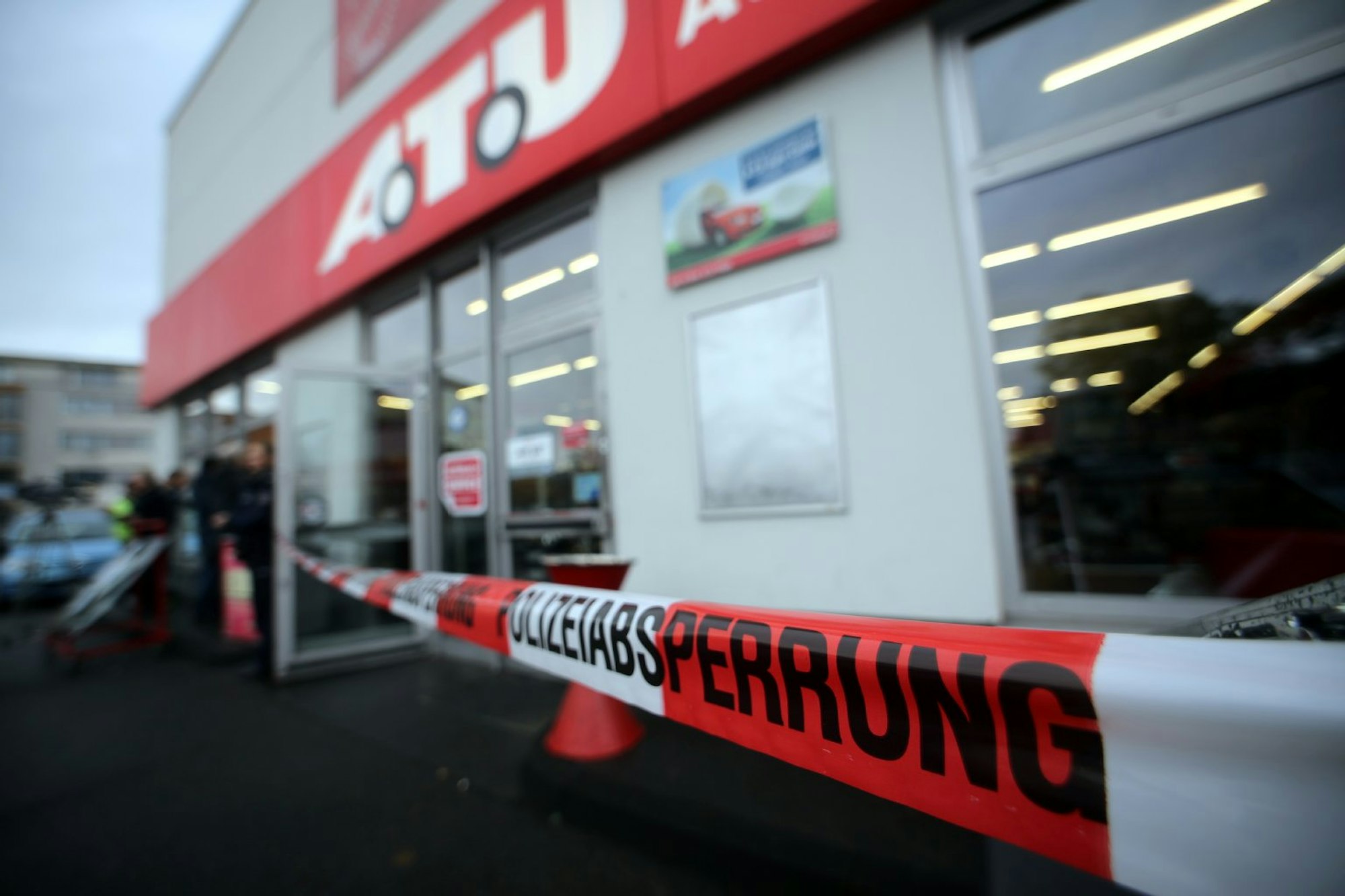 Der Autoteile-Händler ATU in Köln-Ehrenfeld ist nach dem Überfall abgesperrt.