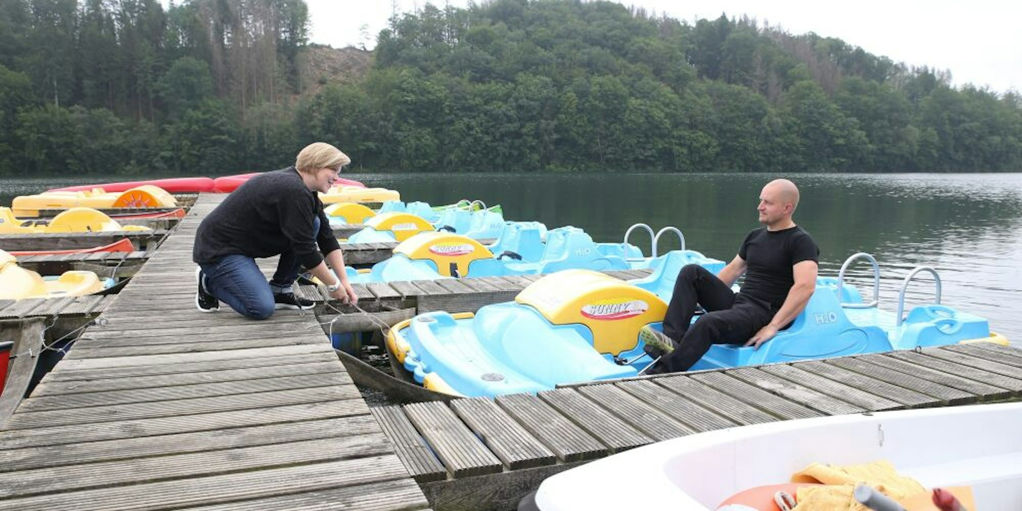 Auch der Tretbootverleih gehört zum Campingplatz, den Björn Rolfs und Miriam Klein nun in der ersten Sommersaison leiten.
