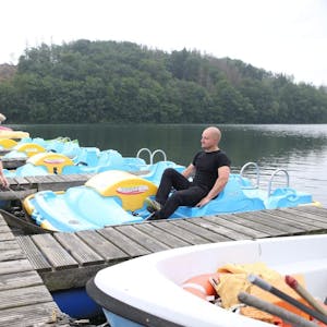 Auch der Tretbootverleih gehört zum Campingplatz, den Björn Rolfs und Miriam Klein nun in der ersten Sommersaison leiten.