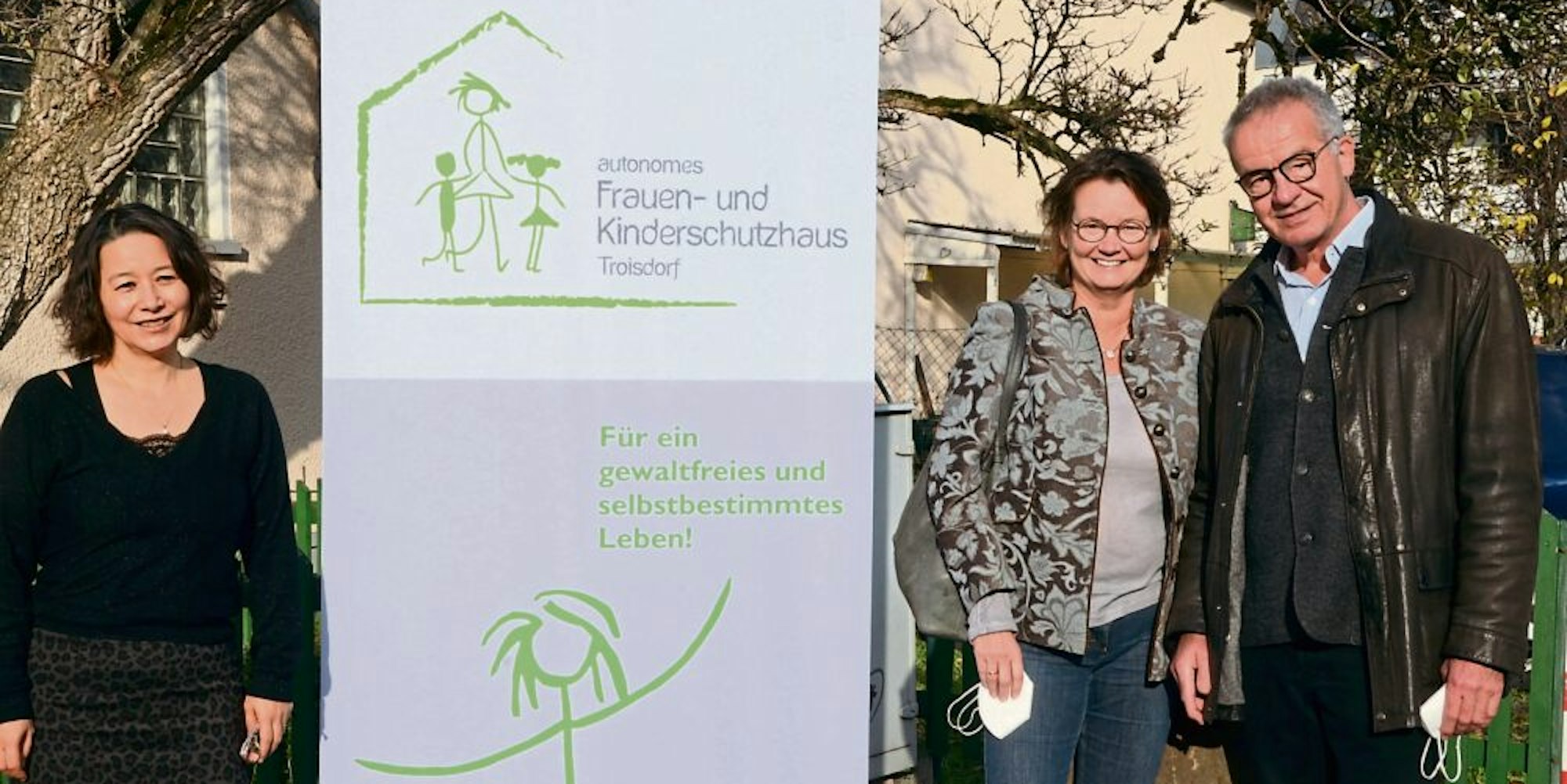 Mit 15 000 Euro unterstützen Susi und Klaus Reifenhäuser die Arbeit des Vereins Frauen helfen Frauen, vertreten durch Michiko Park (l.) Von dem Geld soll eine 450-Euro-Kraft zur Kinderbetreuung im Frauenhaus eingestellt werden.