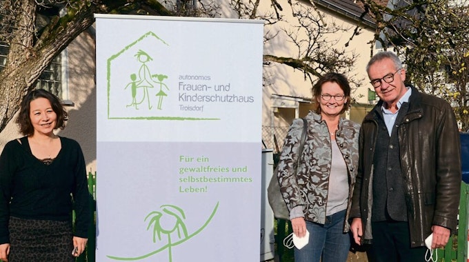 Mit 15 000 Euro unterstützen Susi und Klaus Reifenhäuser die Arbeit des Vereins Frauen helfen Frauen, vertreten durch Michiko Park (l.) Von dem Geld soll eine 450-Euro-Kraft zur Kinderbetreuung im Frauenhaus eingestellt werden.