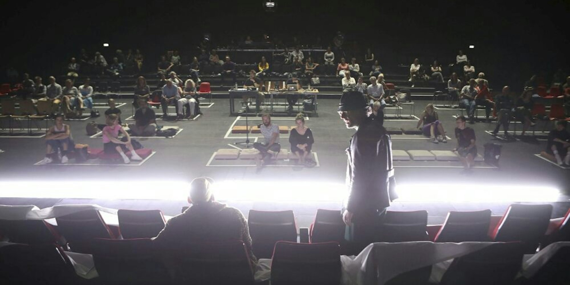 Verkehrte Welt: „Warten auf Godot“ wird auf der Zuschauertribüne des Depot 1 gespielt, das Publikum hat sich im Sicherheitsabstand auf der Bühne verteilt.