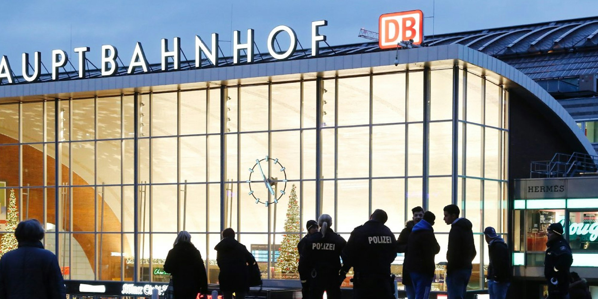 Polizeikontrollen vor dem Kölner Hauptbahnhof.