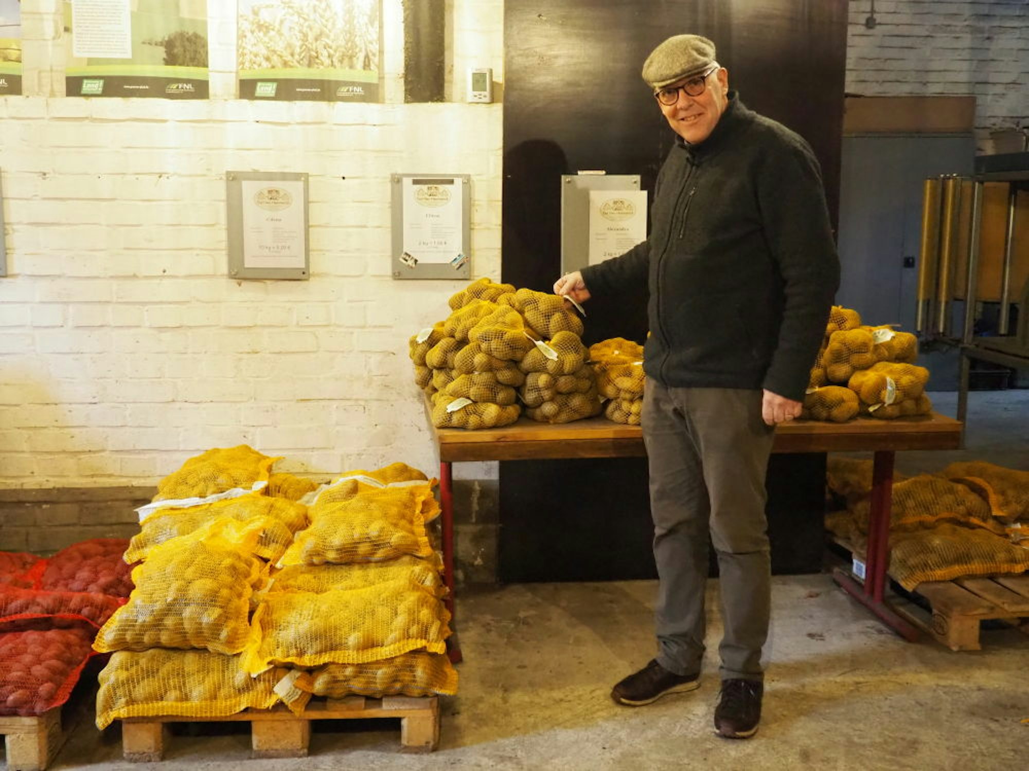 Die Kartoffeln, die auf den Feldern bei Frechen wachsen, verkauft Cornel Lindemann-Berk auch im Hofladen.
