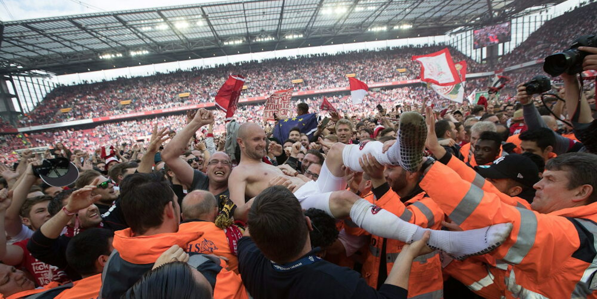 So war es am 20. Mai 2017: Die Fans des 1. FC Köln stürmten den Rasen und feierten die Mannschaft.