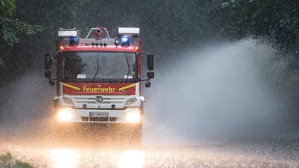 Ein Feuerwehrauto im Regen.