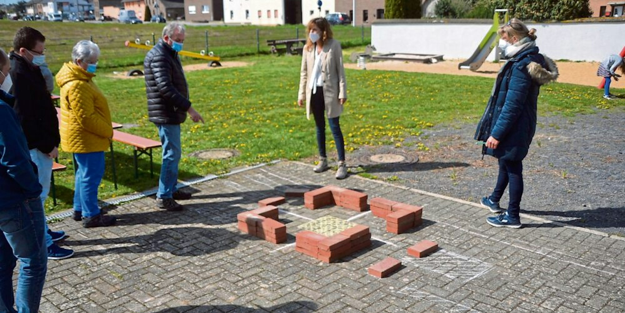 Anhand eines Modells aus Ziegelsteinen und eines Bebauungsplanentwurfes konnten sich die Besucher der Bürgerbefragung ein erstes Bild des Neubaugebietes machen.