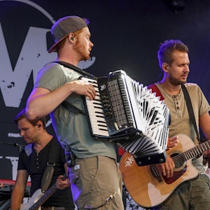 Band Miljö spielt einen Song.