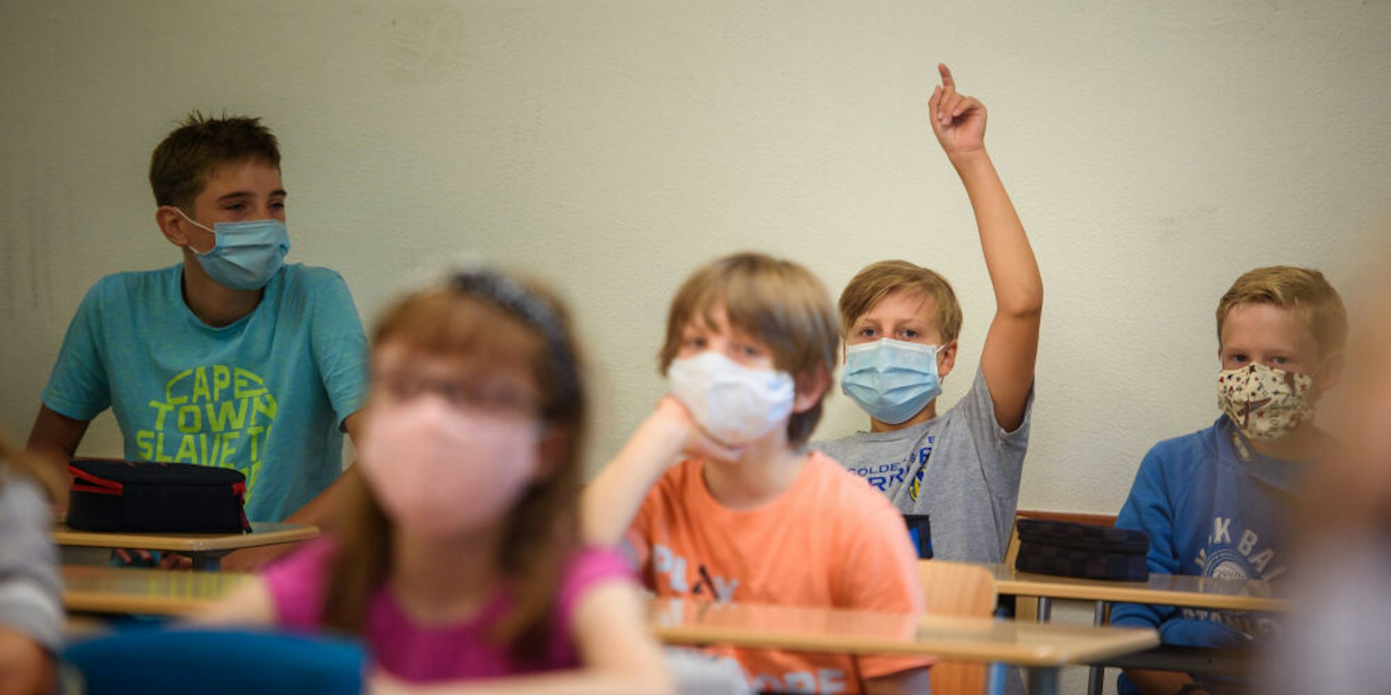 Es gilt nun die „dringende Empfehlung“, dass an weiterführenden Schulen – hier eine sechste Klasse – auch im Unterricht Masken getragen werden sollen.