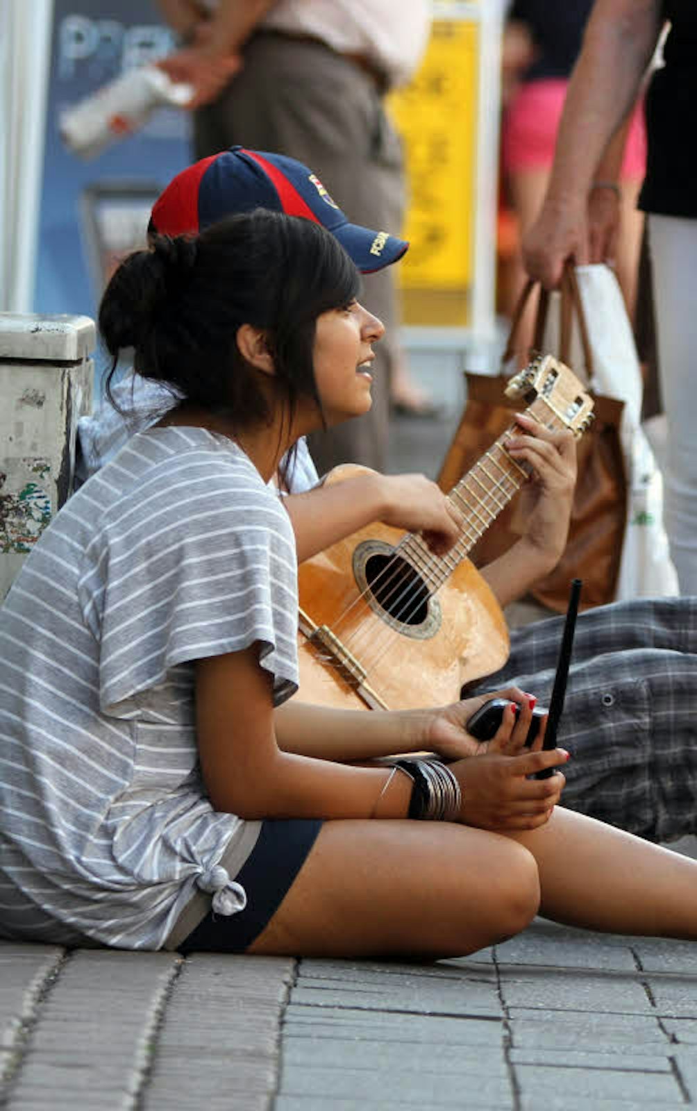Zwei junge Straßenmusiker vor dem Dom.