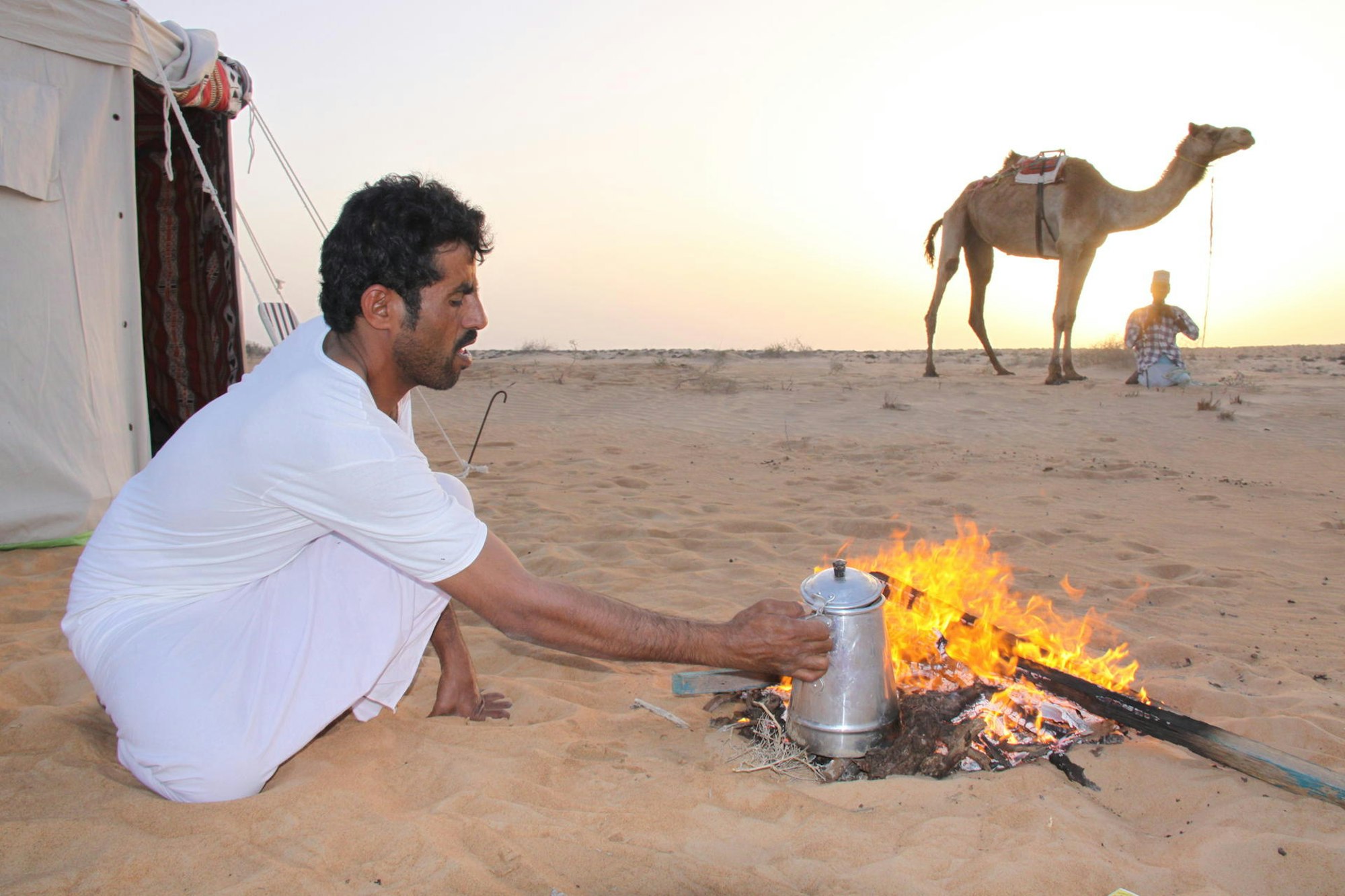 Kameltrekking im Oman Feuer dpa