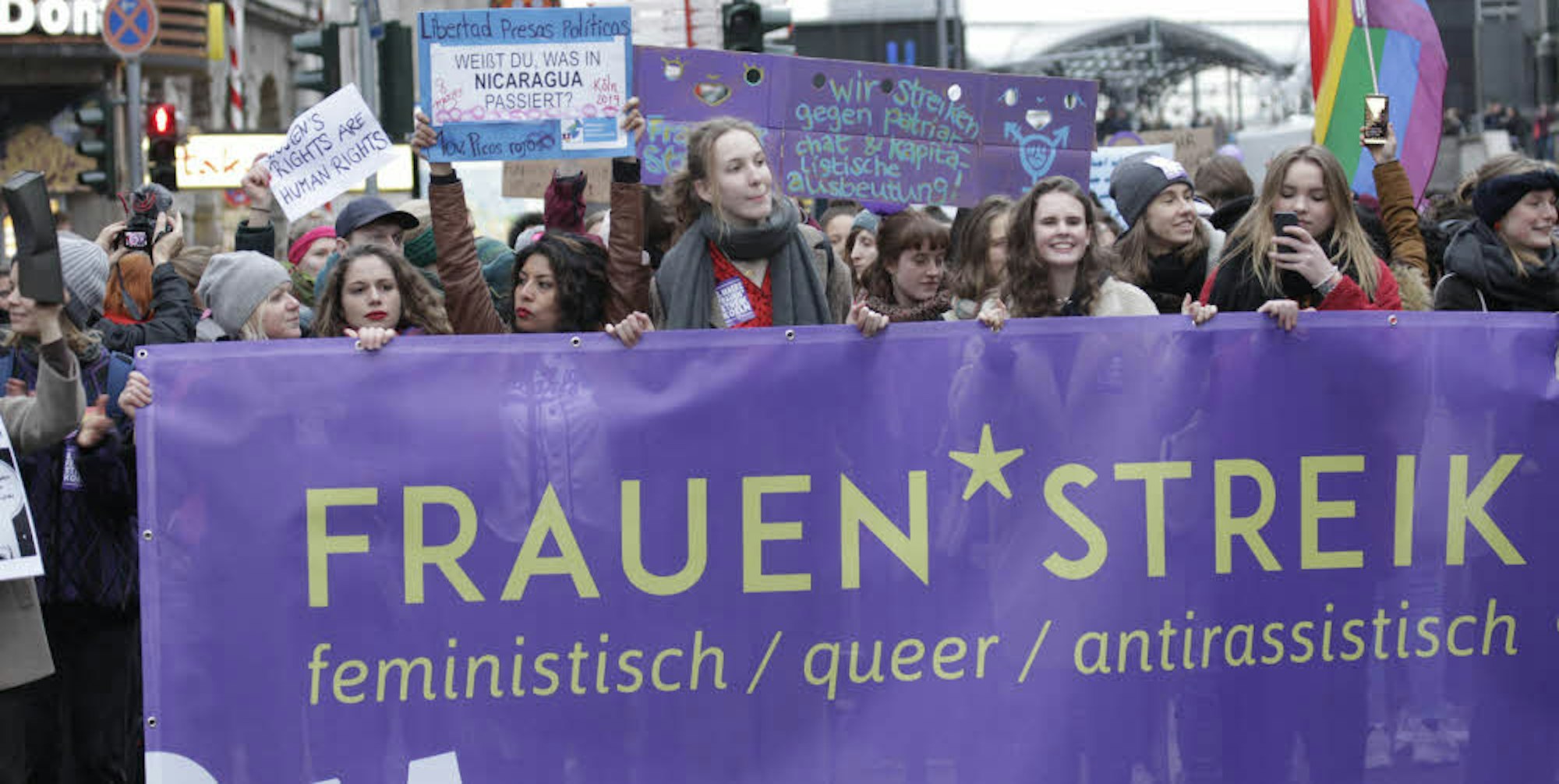 Frauen aus ganz Deutschland demonstrierten für Gleichberechtigung und gegen sexualisierte Gewalt in der Kölner Innenstadt.