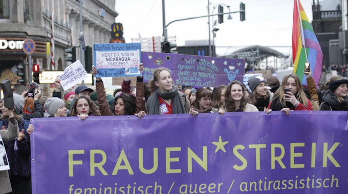 Frauen aus ganz Deutschland demonstrierten für Gleichberechtigung und gegen sexualisierte Gewalt in der Kölner Innenstadt.