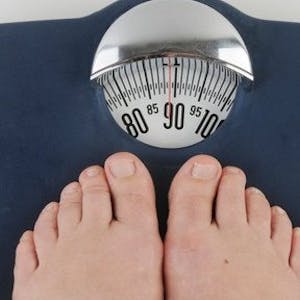 Bezahlt nach Gewicht: Übergewichtige Arbeitnehmerinnen verdienen laut einer Studie schlechter als schlanke. Bei Männern ist es genau umgekehrt.