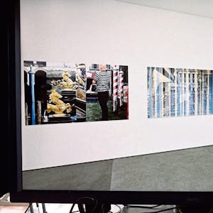 Am Computer-Bildschirm ist ein Rundgang durch den Ausstellungsraum per Mausklick möglich.