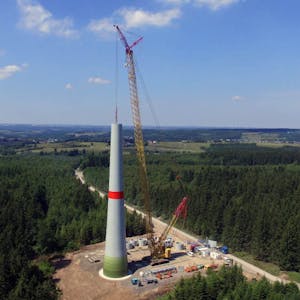 Die Bauarbeiten an fünf Windmühlen in Dahlem wurden gestoppt, obwohl der Kreis sie genehmigt hatte. Nun fragten die Hellenthaler Grünen, wer möglicherweise Schadenersatz zahlen muss.