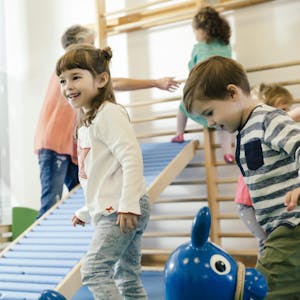 Kinder brauchen Bewegung, um gesund zu bleiben.